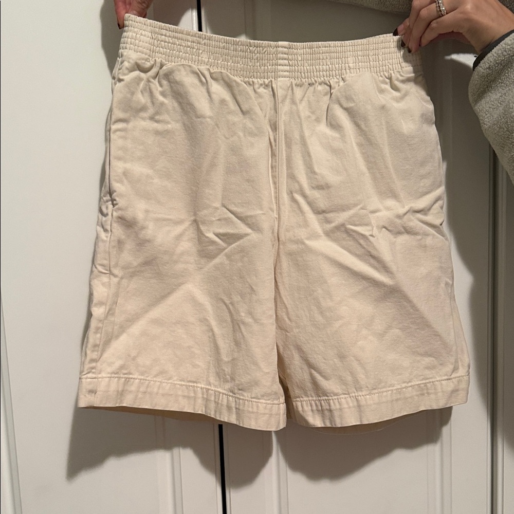Aritzia Cream Women's Bermudas